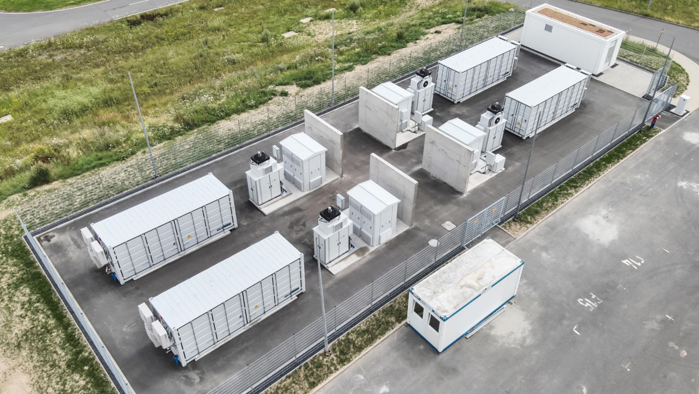 Sistema de almacenamiento con baterías equipado con módulos de los Taycan utilizados por I+D, Porsche Leipzig, 2024, Porsche AG