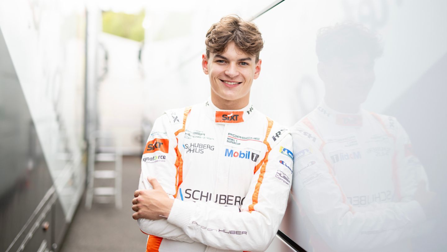 Flynt Schuring (NL), Proton Huber Competition (#43), Porsche Mobil 1 Supercup, 2024, Porsche AG