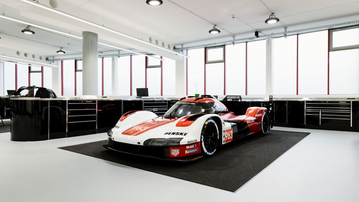 Porsche Penske Motorsport, Base in Mannheim, Working area, 2024, Porsche AG