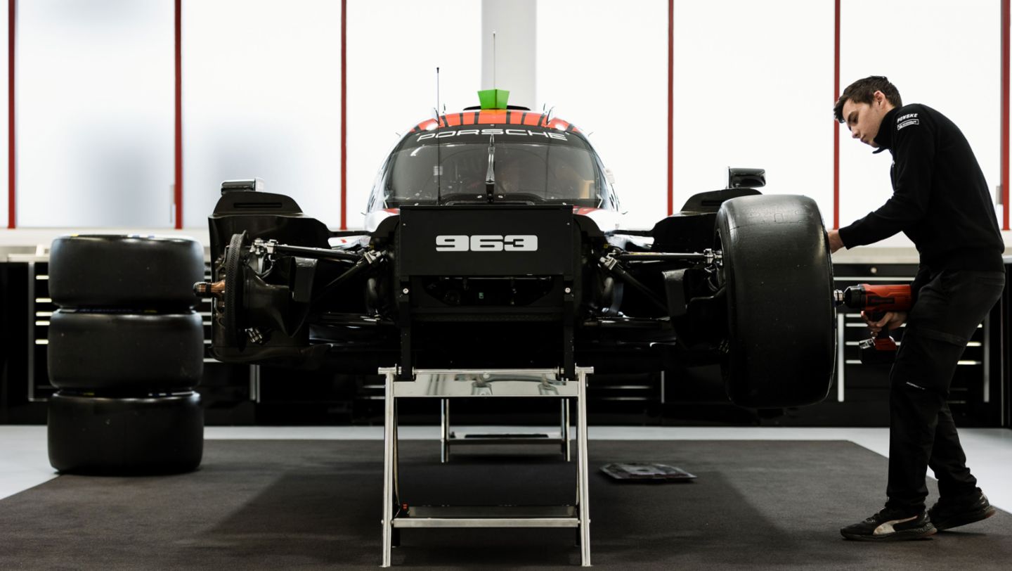 Porsche Penske Motorsport, Base in Mannheim, Working area, 2024, Porsche AG