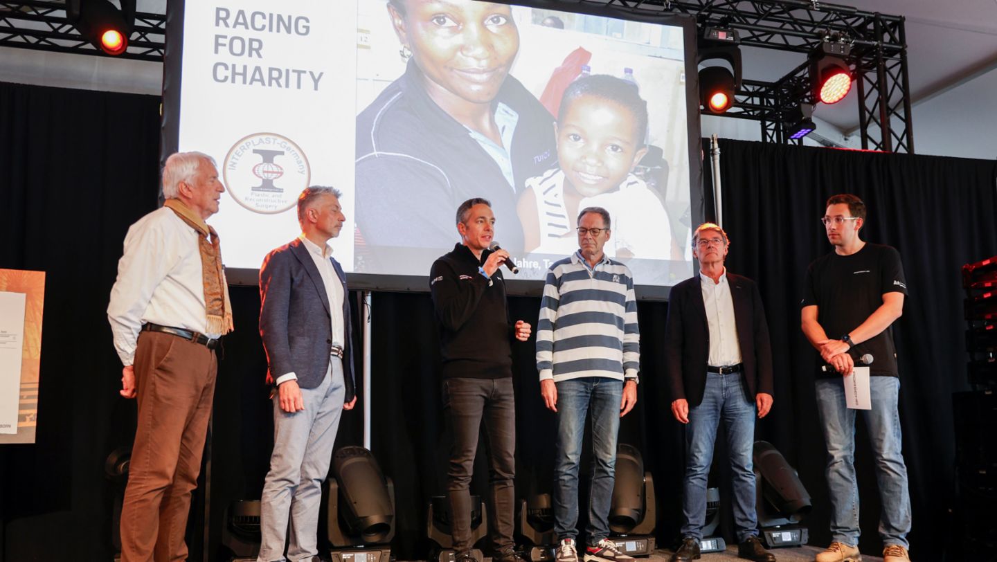Dr. Rémy Zilliox (fundador de Interplast France), Prof. Jürgen Hermann Dolderer (miembro de la Junta Directiva de Interplast Germany e. V.), Dr. Sebastian Rudolph (Presidente del Consejo de Dirección de la Fundación Ferry Porsche), Prof. Johannes Kroll (Vicepresidente de Kinderherzen retten e. V.), Prof. Friedhelm Beyersdorf (fundador de Kinderherzen retten e. V.) (i-d), 24 Horras de Le Mans, 2024, Porsche AG