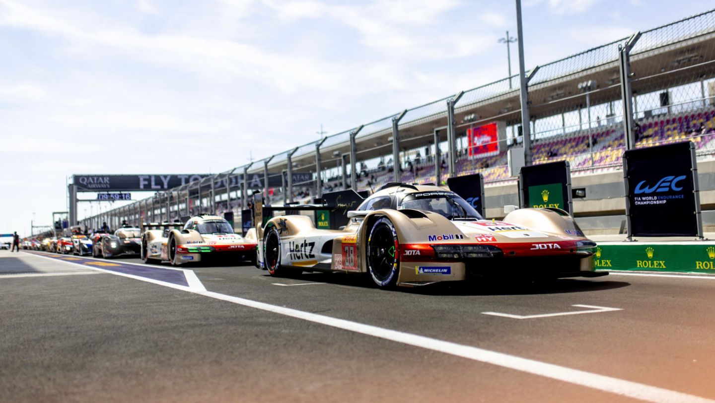 Porsche 963, Hertz Team Jota (nº 38), Jenson Button (GB), Phil Hanson (GB), Oliver Rasmussen (DIN), carrera, 1.812 km de Catar, Campeonato del Mundo de Resistencia FIA (WEC), 2024, Porsche AG