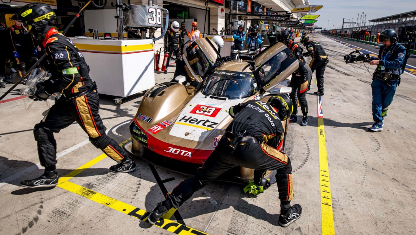 Porsche 963, Hertz Team Jota (nº 38), Jenson Button (GB), Phil Hanson (GB), Oliver Rasmussen (DIN), carrera, 1.812 km de Catar, Campeonato del Mundo de Resistencia FIA (WEC), 2024, Porsche AG