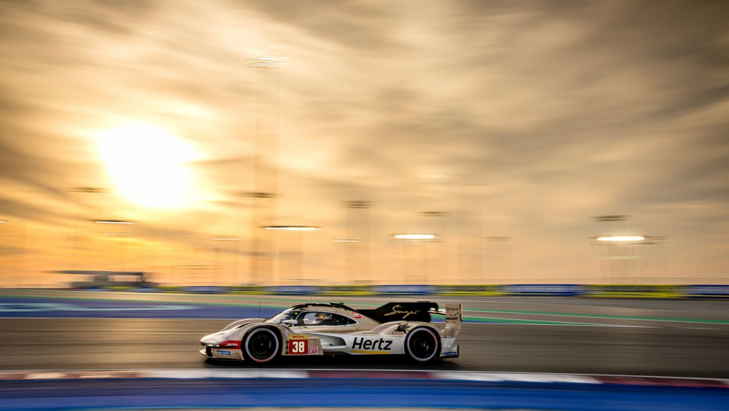 Porsche 963, Hertz Team Jota (nº 38), Jenson Button (GB), Phil Hanson (GB), Oliver Rasmussen (DIN), carrera, 1.812 km de Catar, Campeonato del Mundo de Resistencia FIA (WEC), 2024, Porsche AG