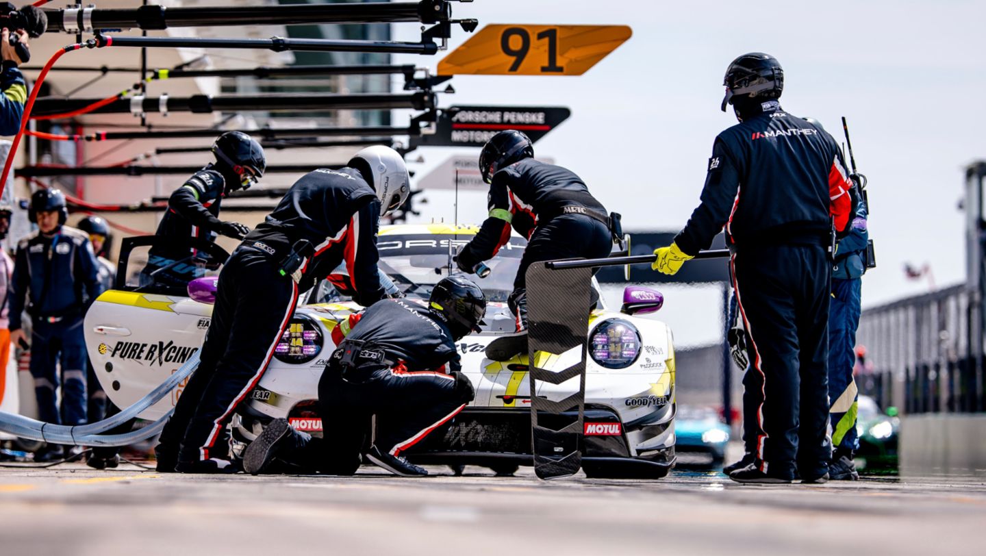 Porsche 911 GT3 R, Manthey Pure Rxcing (nº 92), Alex Malykhin (GB), Joel Sturm (ALE), Klaus Bachler (Austria), carrera, 1.812 km de Catar, Campeonato del Mundo de Resistencia FIA (WEC), 2024, Porsche AG