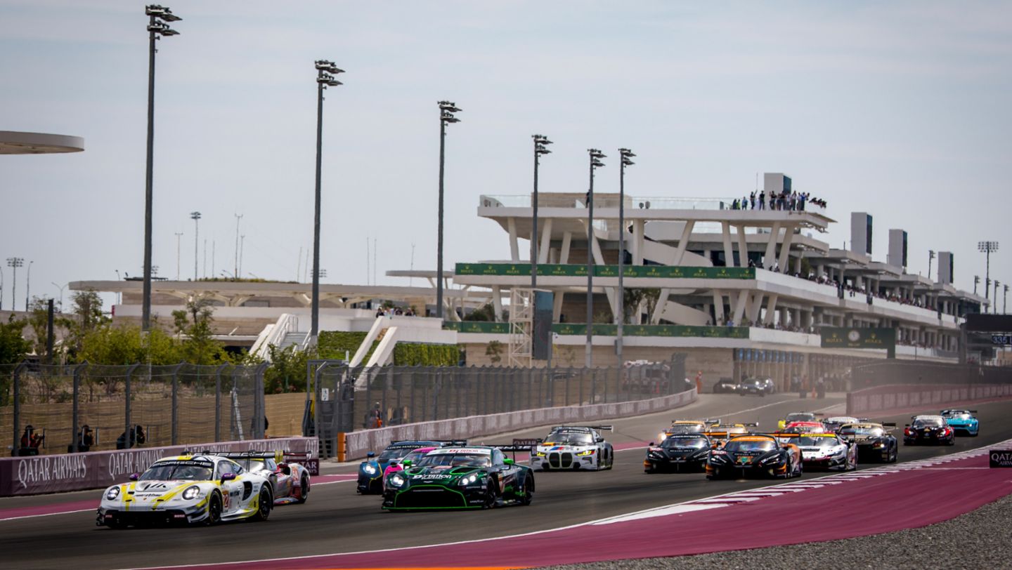 Porsche 911 GT3 R, Manthey Pure Rxcing (nº 92), Alex Malykhin (GB), Joel Sturm (ALE), Klaus Bachler (Austria), carrera, 1.812 km de Catar, Campeonato del Mundo de Resistencia FIA (WEC), 2024, Porsche AG