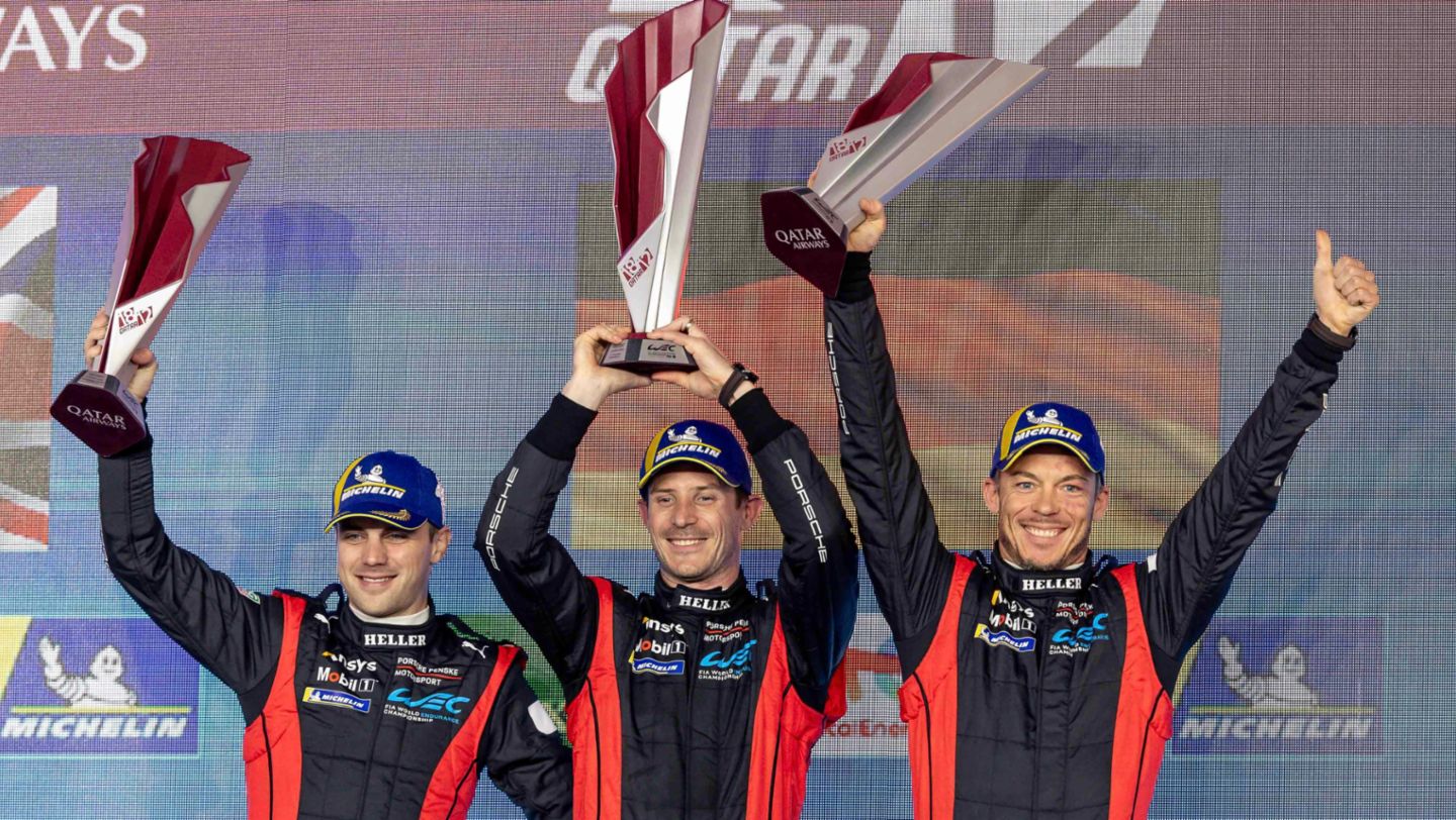 Laurens Vanthoor (BEL), Kévin Estre (FRA), André Lotterer (ALE) (i-d), Porsche Penske Motorsport, 1.812 km de Catar, 2024, Porsche AG