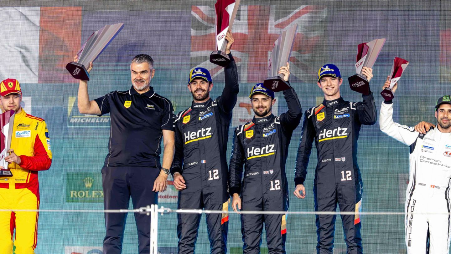 Dieter Gass (Director del equipo Hertz Team Jota), Norman Nato (FRA), Callum Ilott (GB), Will Stevens (GB) (i-d), Hertz Team Jota, 1.812 km de Catar, 2024, Porsche AG