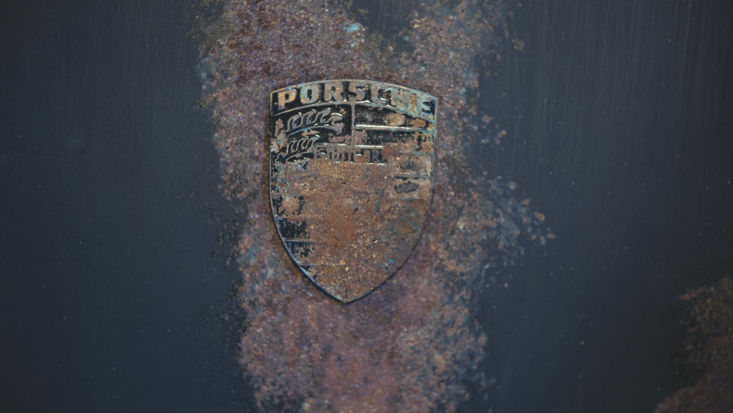 Porsche crest, garage studio, 2024, Porsche AG