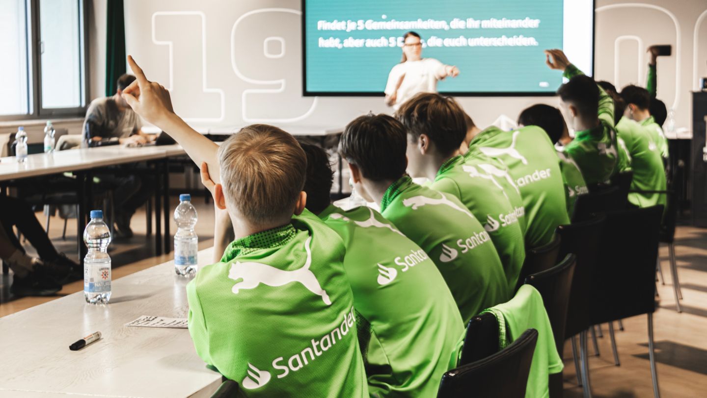 Besuch in einer Werkstatt für Menschen mit Beeinträchtigungen, Borussia Mönchengladbach, 2026, Porsche AG