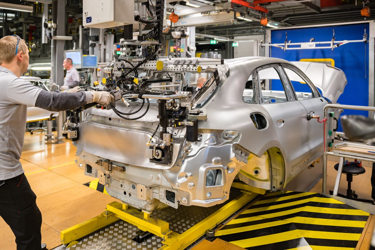 Anbringen Heckklappe, Karosseriebau Macan, Leipzig, 2019, Porsche Leipzig GmbH