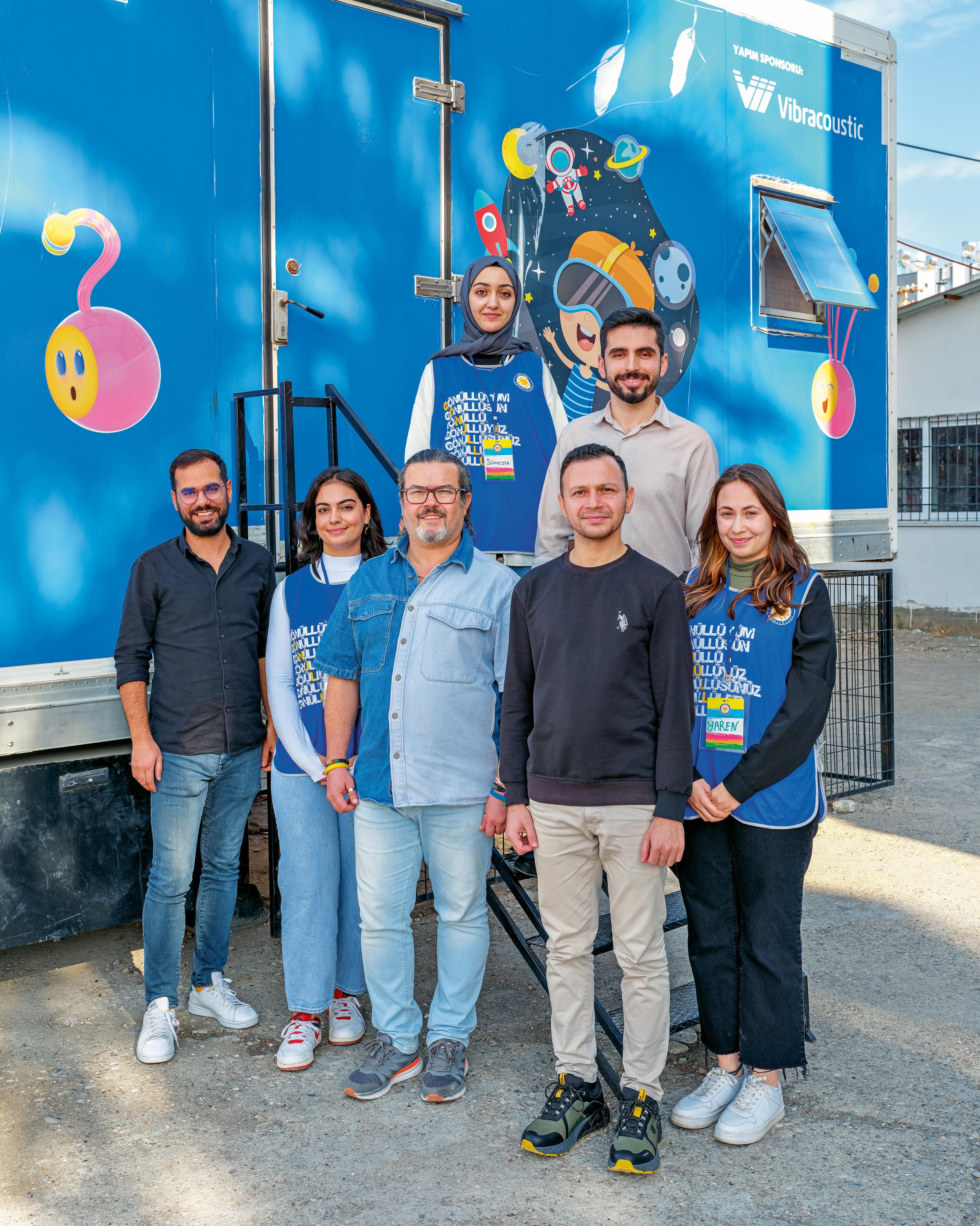 Egemen Ersoy, Aleyna Gebenli, Murat Çıtır, Sümeyya Yerli, Abdurrahman Esen, Mustafa Tunç und Yaren Kaya (v. l. n. r.), Lernzentrum der türkischen Stiftung TEGV, Hatay, Türkei, 2025, Porsche AG